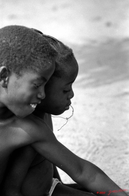 020 1976 Libreville Jeu d Enfant Awtmk.JPG