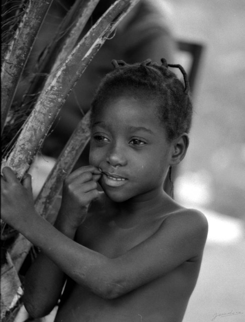 029 1976 Libreville Portrait Enfant wtmk.JPG