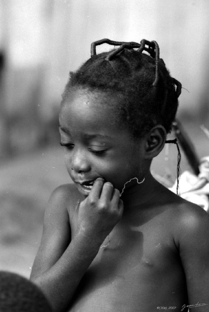 027 1976 Libreville Portrait Enfant wtmk.JPG