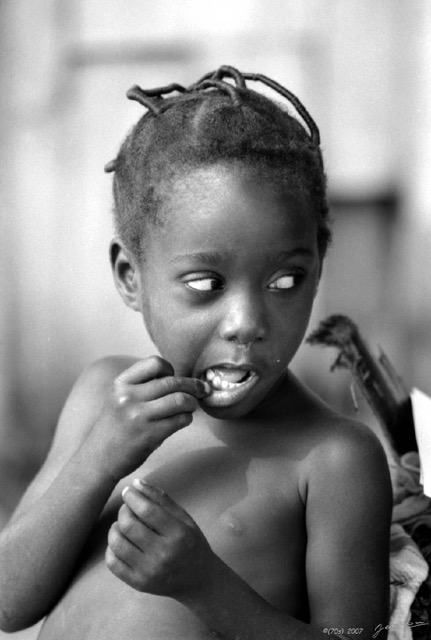 030 1976 Libreville Portrait Enfant wtmk.JPG