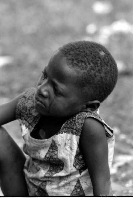 031 1976 Libreville Portrait Enfant en Pleurs wtmk.JPG