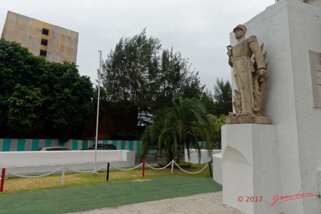 114 Libreville Monument aux Morts Charles NTCHORERE 17RX104DSC_102204_DxOwtmk.jpg