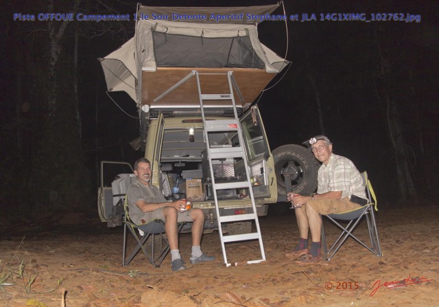 013 Piste OFFOUE Campement 1 le Soir Detente Aperitif Stephane et JLA 14G1XIMG_102762wtmk.JPG