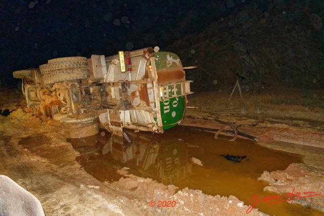 096 Piste des Abeilles 04 Mikouyi - La Lope Bourbier et Camion Accidente de Nuit 20RX106DSC_20010801113_DxOwtmk 150k.jpg