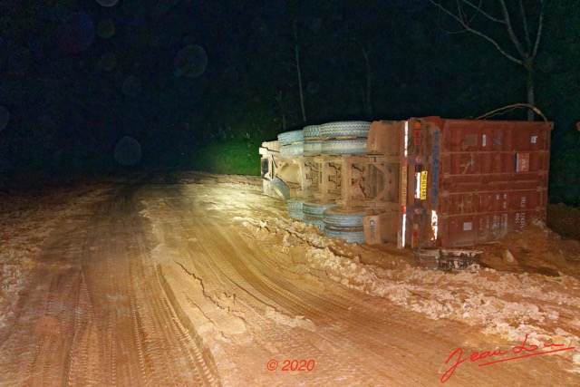 097 Piste des Abeilles 04 Mikouyi - La Lope Bourbier et Camion Accidente de Nuit 20RX106DSC_20010801120_DxOwtmk 150k.jpg