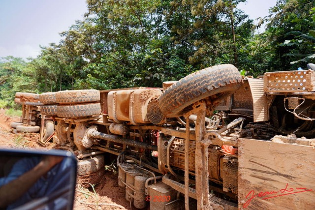 139 Piste des Abeilles 04 Mikouyi - La Lope Camion Transport de Gaz Accidente sur Ancien Bourbier 20E5M3IMG_200121153593_DxOwtmk 150k.jpg