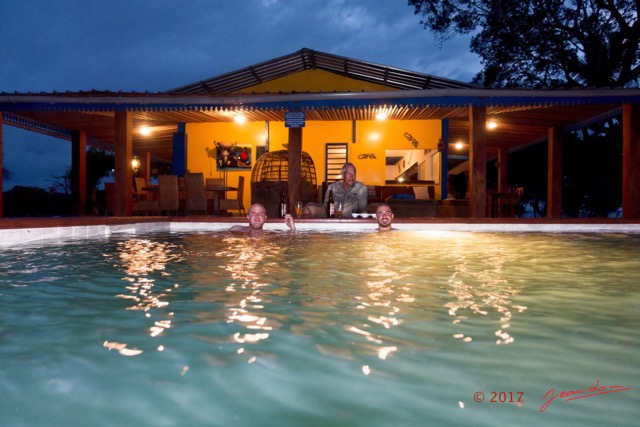 072 LOANGO 3 LIAMBISSI le Campement le Soir la Piscine Biere Edouard Loic et JLA 16RX104DSC_1000546_DxOawtmk.jpg