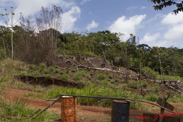 011 BELINGA Ancienne Case en Pierre Francaise 11E5K2IMG_70781wtmk.jpg