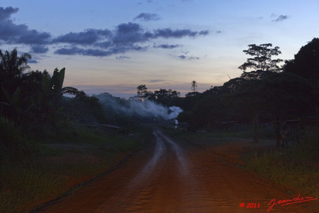 093 BELINGA Piste et Fumee vers Lascierie a la Nuit Tombante 11E5K2IMG_70990wtmk.jpg