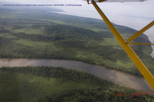 020 ULM Nyonie Fleuve se Jettant dans Estuaire Komo 14E5K3IMG_111025wtmk.jpg