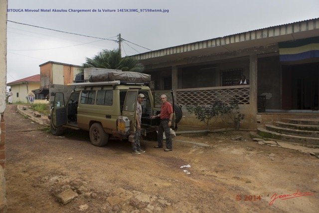 010 BITOUGA Minvoul Motel Akoulou Chargement de la Voiture 14E5K3IMG_97598wtmk.jpg