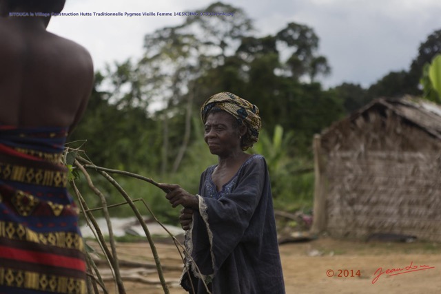 113 BITOUGA le Village Construction Hutte Traditionnelle Pygmee Vieille Femme 14E5K3IMG_97993wtmk.jpg