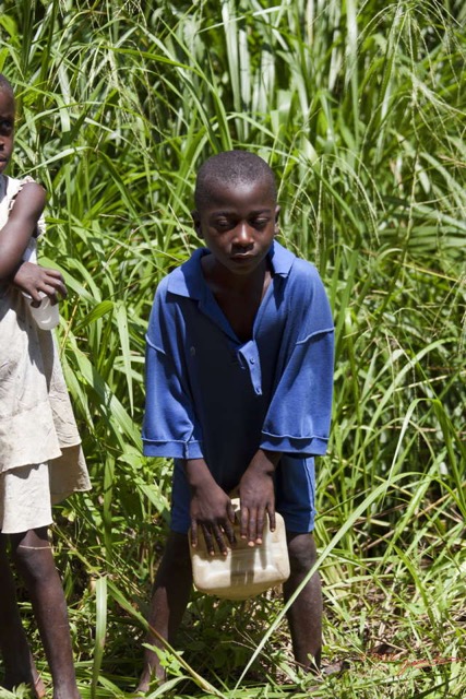 062 ZOULA le Village Pygmee la Danse Jeune Batteur 12E5K2IMG_75550wtmk.jpg
