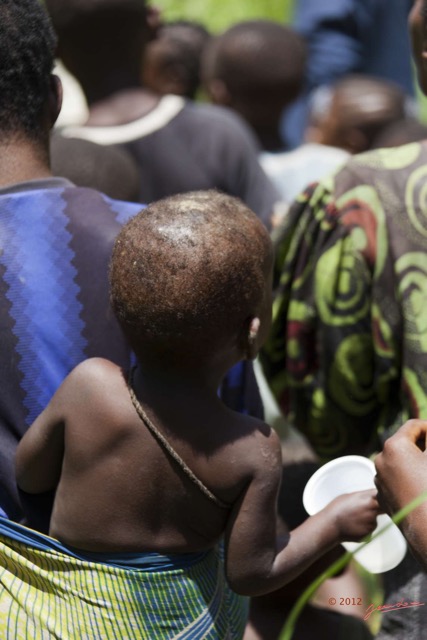 090 ZOULA le Village Pygmee la Danse Enfant dans le Dos 12E5K2IMG_75634wtmk.jpg